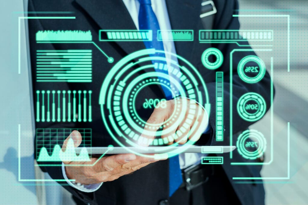 Persona de traje interactuando con una interfaz holográfica de control